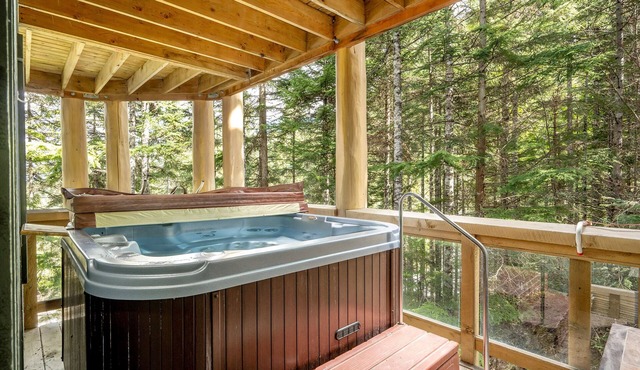 ❄︎West Coast Haven at Taluswood❄︎ | NEW Luxury 4BR Ski In/out | Private Hot Tub & Garage