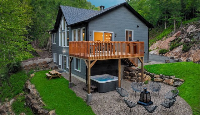 Why choose Russel Cliff? Because you’re looking for more than just a place to stay — you want an experience. A place where comfort, nature, and relaxation come together perfectly, all within close proximity to the slopes and the casino.