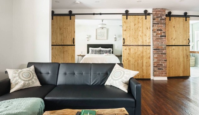 Wood-Rich Niagara Loft close to Queen Street