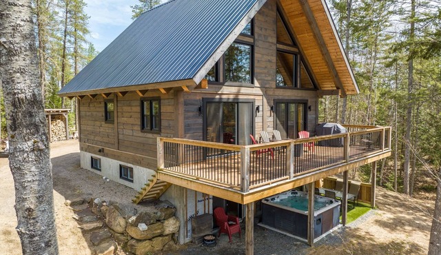Wooden Chalet with Hot Tub | L'Inukshuk
