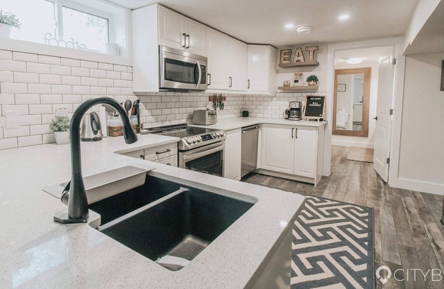 5 min from WEM. 2 Bedroom Suite.