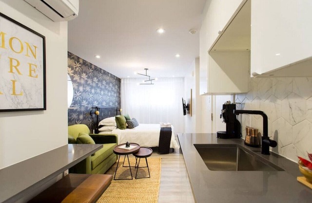 6768 - 104 · Palms Little Italy Studio with full bathroom by Denstays