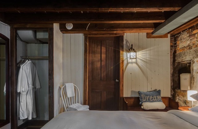 Auberge Nuits de St-Georges - No9 Queen bed Basement