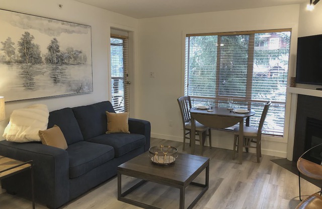 Beautiful 2BR/2B Townhouse with Private Hot Tub