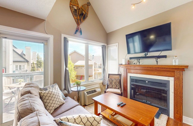 Bright, lofty condo w/2 decks & shared pool, tennis - walk to lift