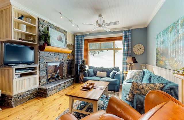 Country-chic ski-in/ski-out condo w/private hot tub & beautiful mountain views