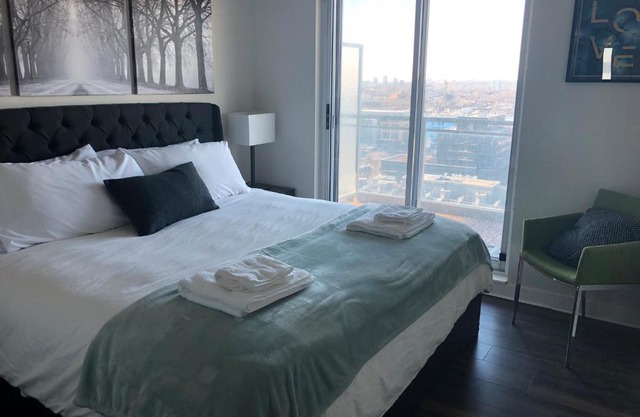 Downtown near Exhibition 2BR+2BA w/ large balcony
