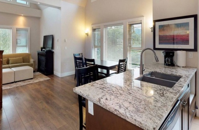 Four Bedroom Penthouse Suite with Mountain View - Harrison Lake View Suites