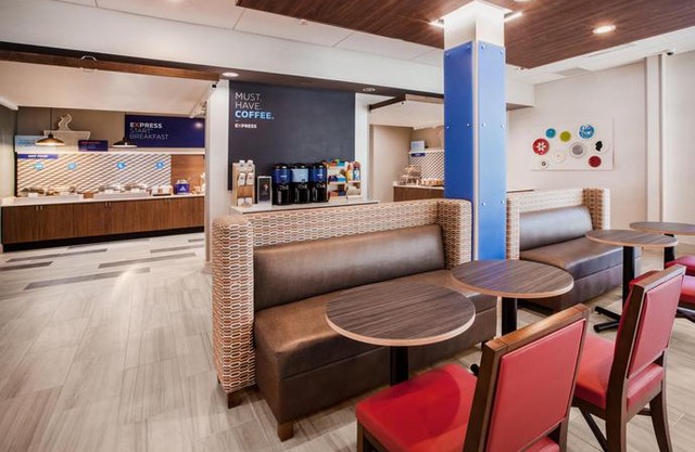 Holiday Inn Express & Suites Ottawa Downtown East, An IHG Hotel