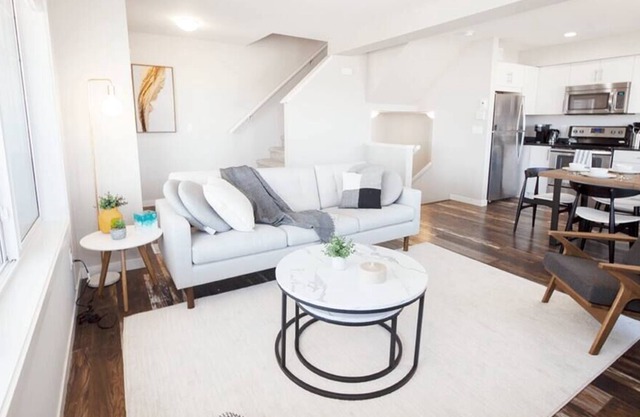 Incredible 3Bedroom Townhouse with Garage & Wi-Fi!