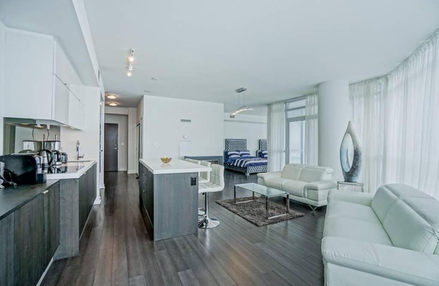 Luxurious Condo DT Amazing Lake Views sleeps 10+4