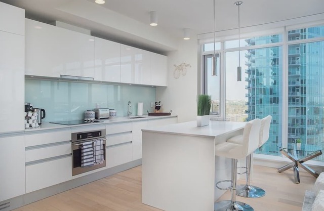 Modern 2 BR Near Stampede Rooftop Patio Gym