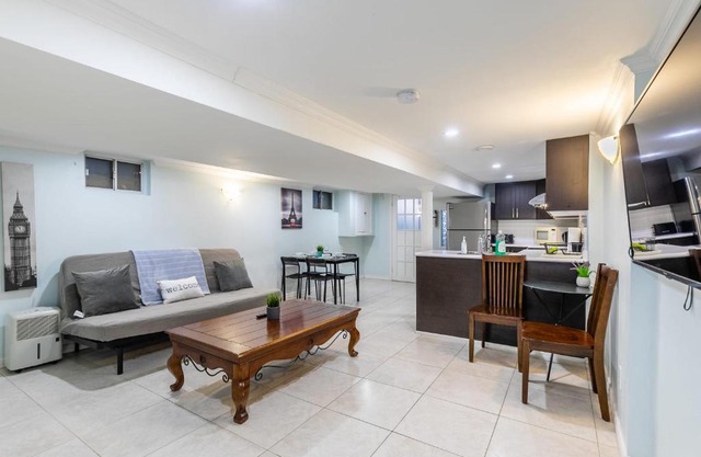 Newly Renovated - Modern 2BR Apartment - Trinity Bellwoods!