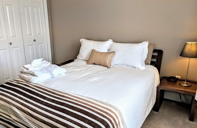 Quiet 2BR2Bath Condo Stony Plain Close to Westview Hospital w/ U/G Parking