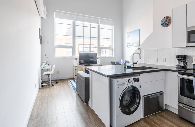 Simply Comfort. UV DISINFECTED 2BR 2 STOREY LOFT. Free Parking.Gym