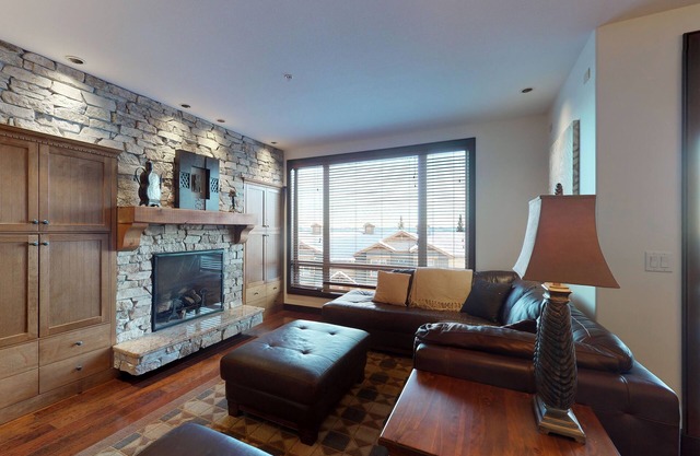Ski-in/out condo w/private hot tub, gas fireplace, & steam shower - mtn views