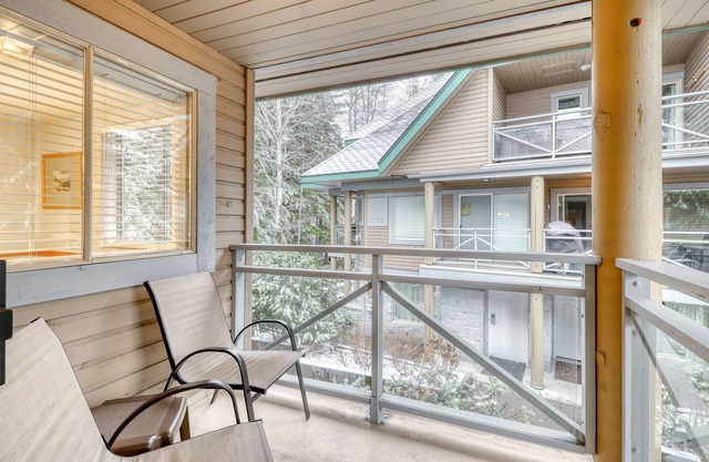 Skier's dream townhouse with hot tub, balcony & fireplace - walk to lifts