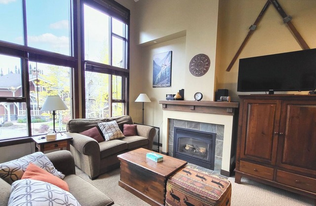 Upper floor 2 bedroom condo, very close to ski-in/out trails