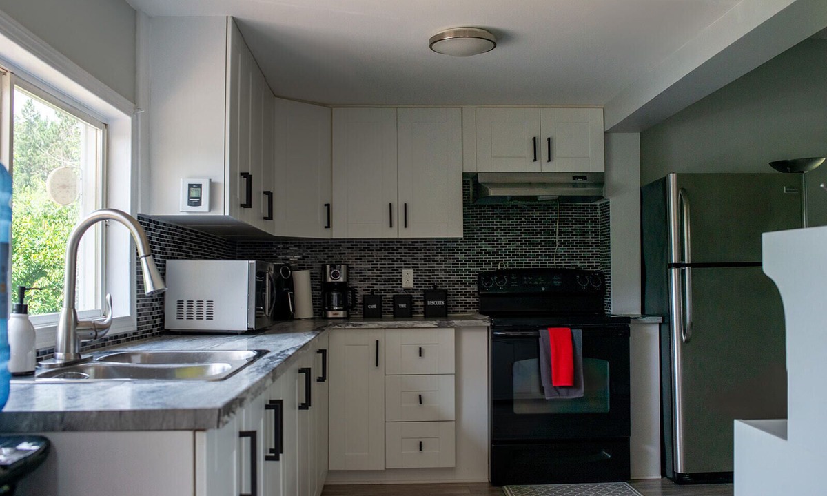 Namur Cottage | Detente Namur, a delightful two-bedroom chalet nestled by a tranquil small lake