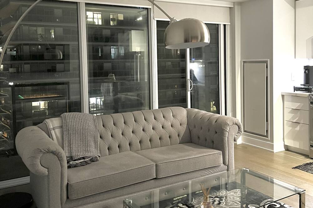 Humber Bay House | Upscale Waterfront Condo