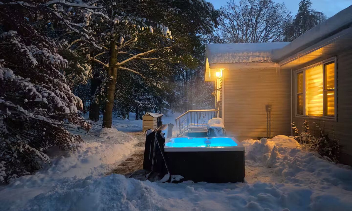 Innisfil Cottage | Secluded Forest Haven | Hot Tub | 5 Min to Beach