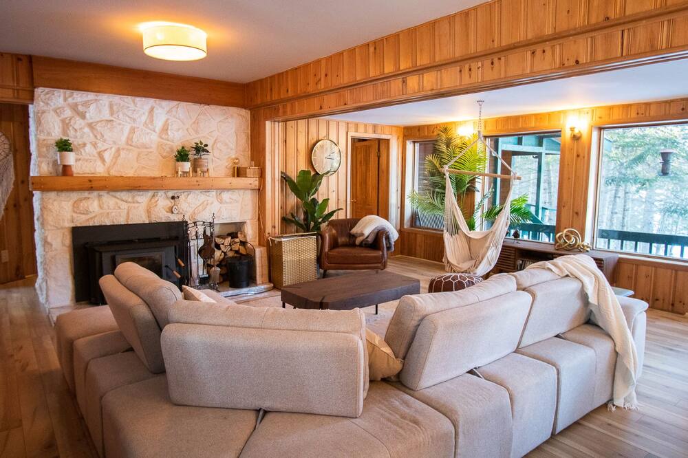 Photo of Livingroom in Sainte-Marguerite-du-Lac-Masson