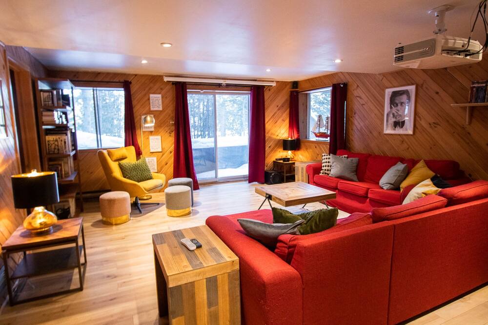 Photo of Livingroom in Sainte-Marguerite-du-Lac-Masson