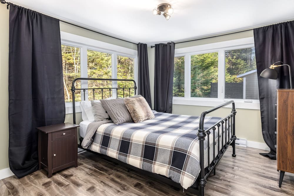 Photo of Bedroom in Sainte-Marguerite-du-Lac-Masson