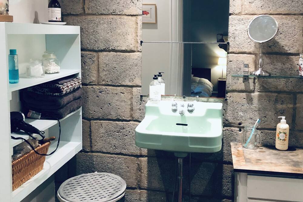 Photo of Bathroom in De Lorimier