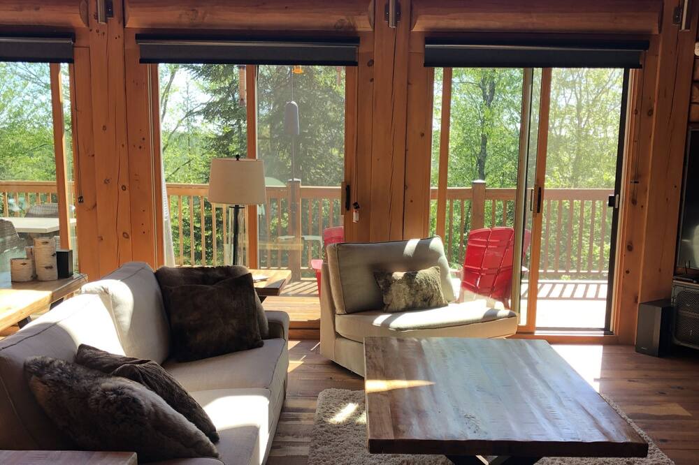 Photo of Livingroom in Val-des-Lacs