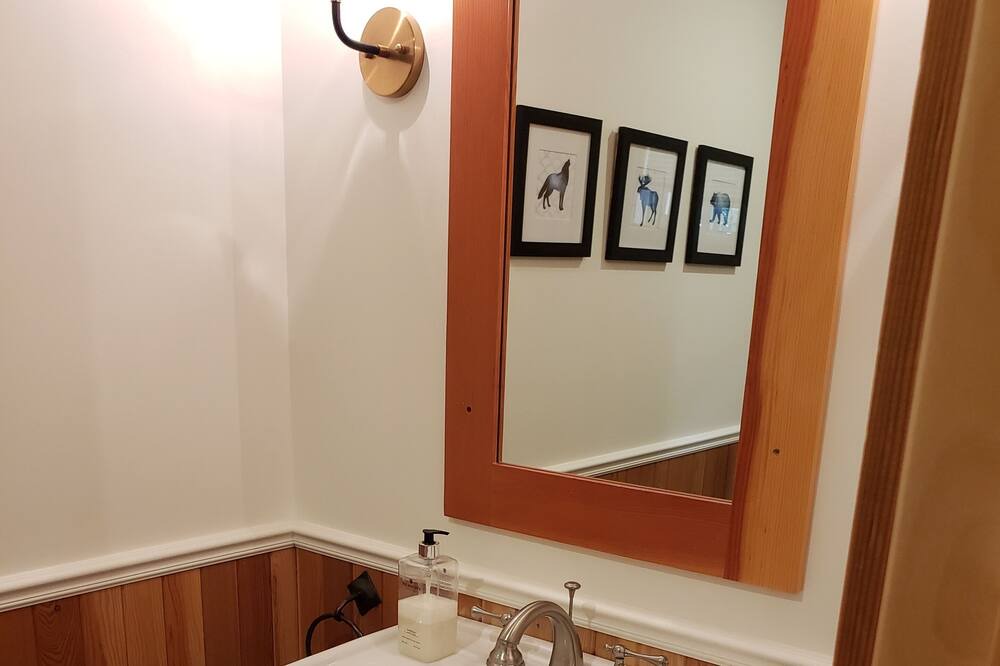 Photo of Bathroom in Golden