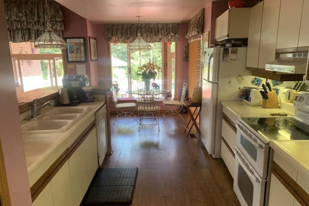 Photo of Kitchen in Oro Station