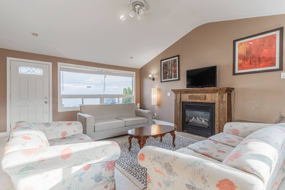 Photo of Livingroom in Alcona