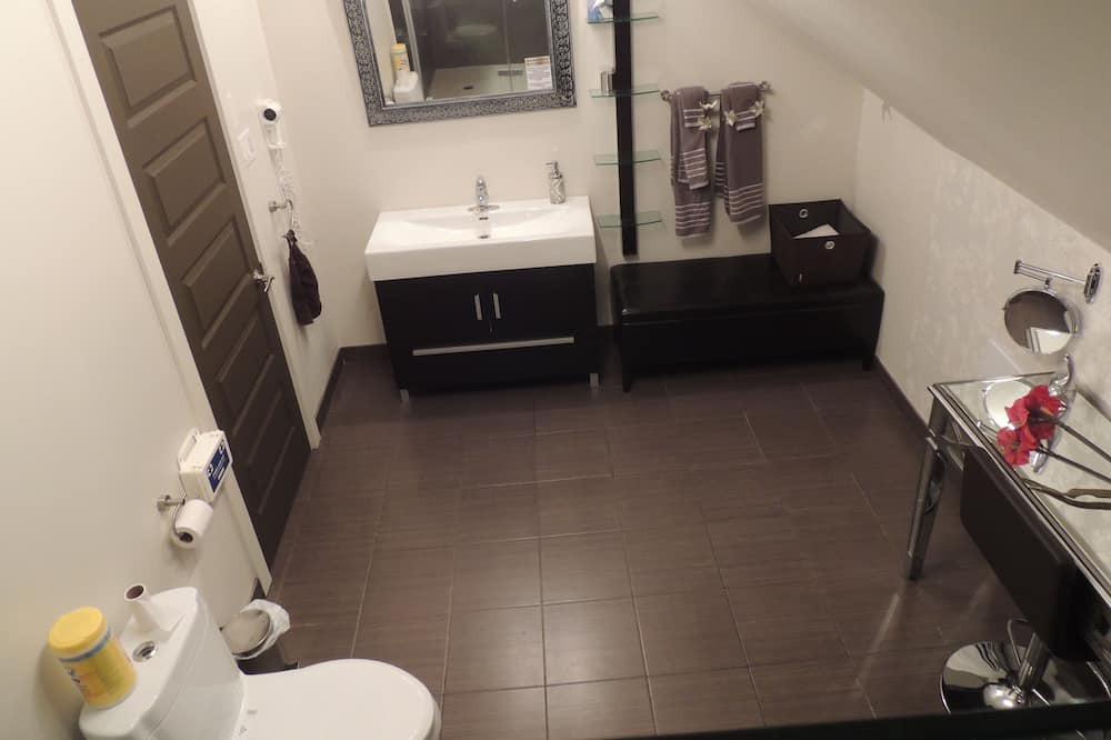 Photo of Bathroom in Larouche