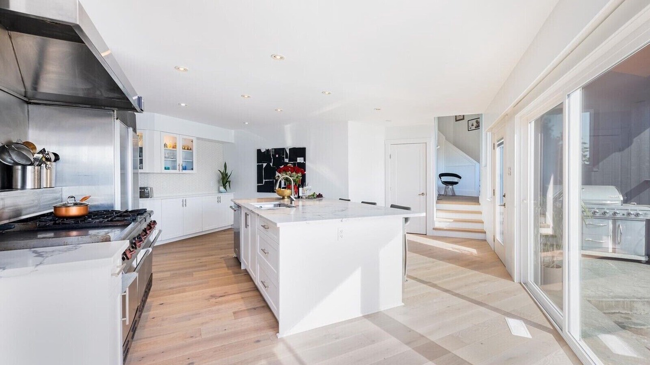 Photo of Kitchen in District of North Vancouver