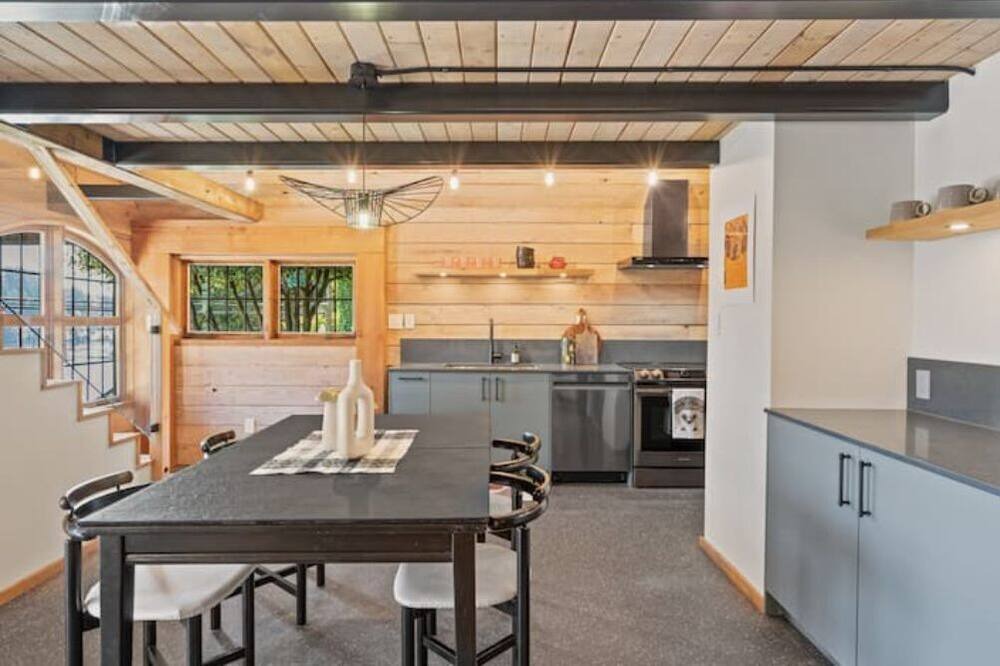 Photo of Livingroom in District of North Vancouver