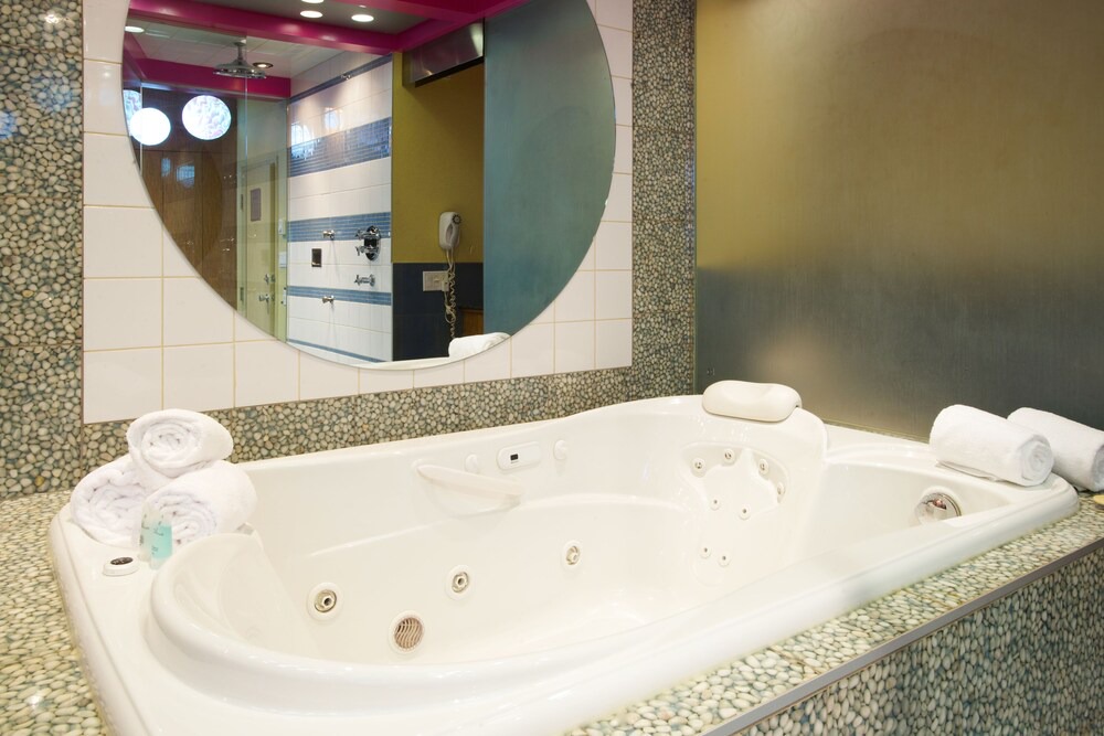 Photo of Bathroom in Cote-Des-Neiges—Notre-Dame-De-Grace