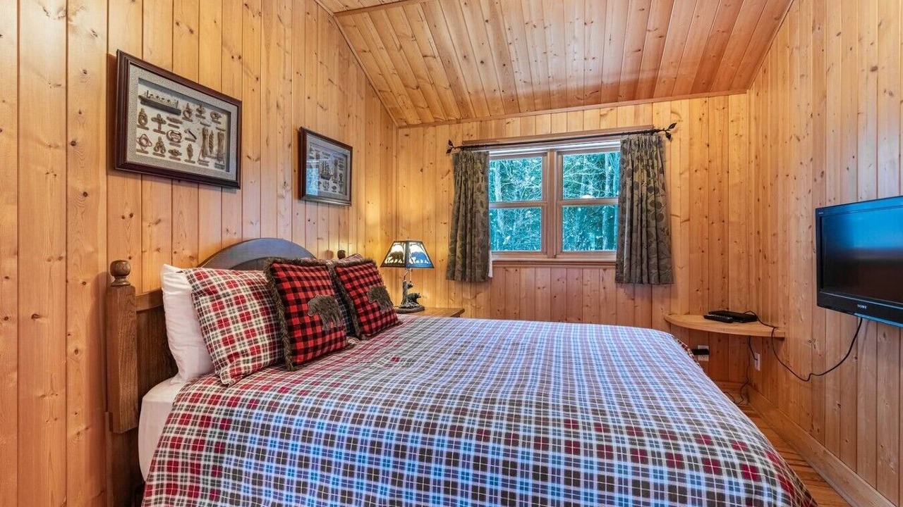 Photo of Bedroom in Fiddler Lake Resort