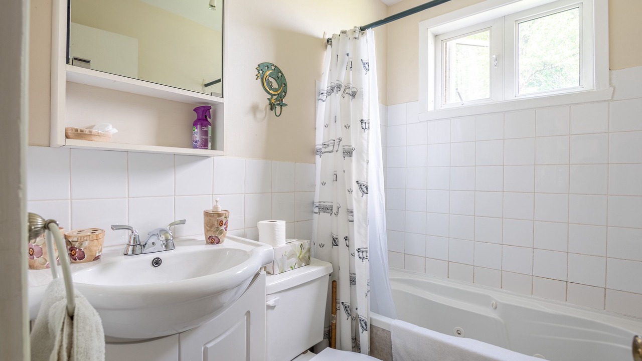 Photo of Bathroom in St-Francois-de-l'Ile-d'Orleans