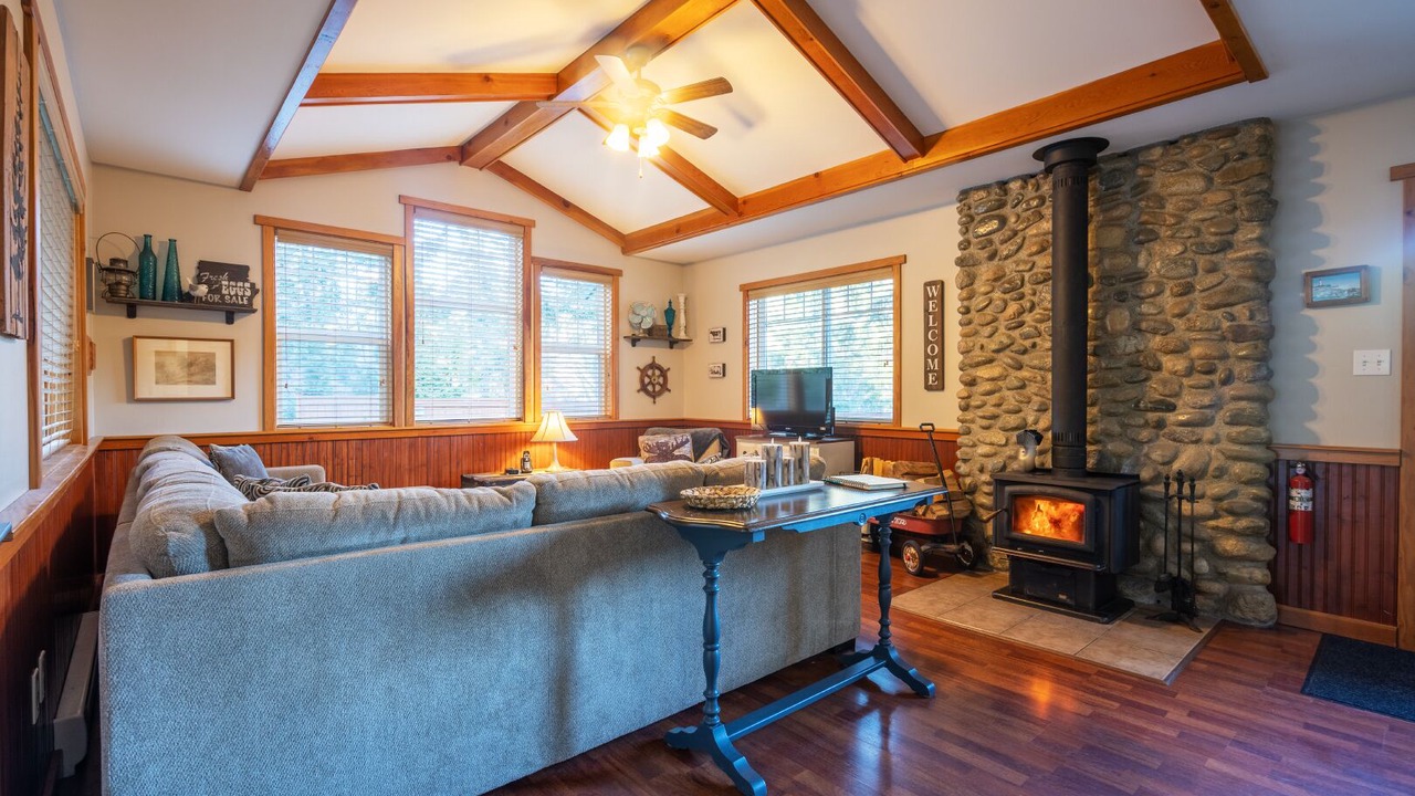 Photo of Livingroom in Metchosin