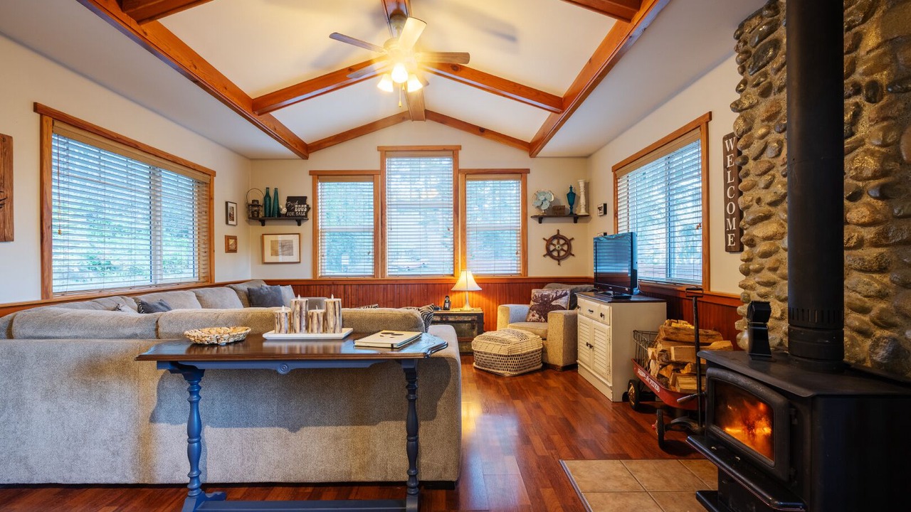 Photo of Livingroom in Metchosin