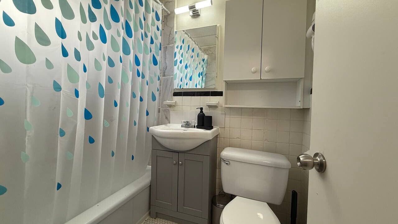 Photo of Bathroom in Cote-Des-Neiges—Notre-Dame-De-Grace