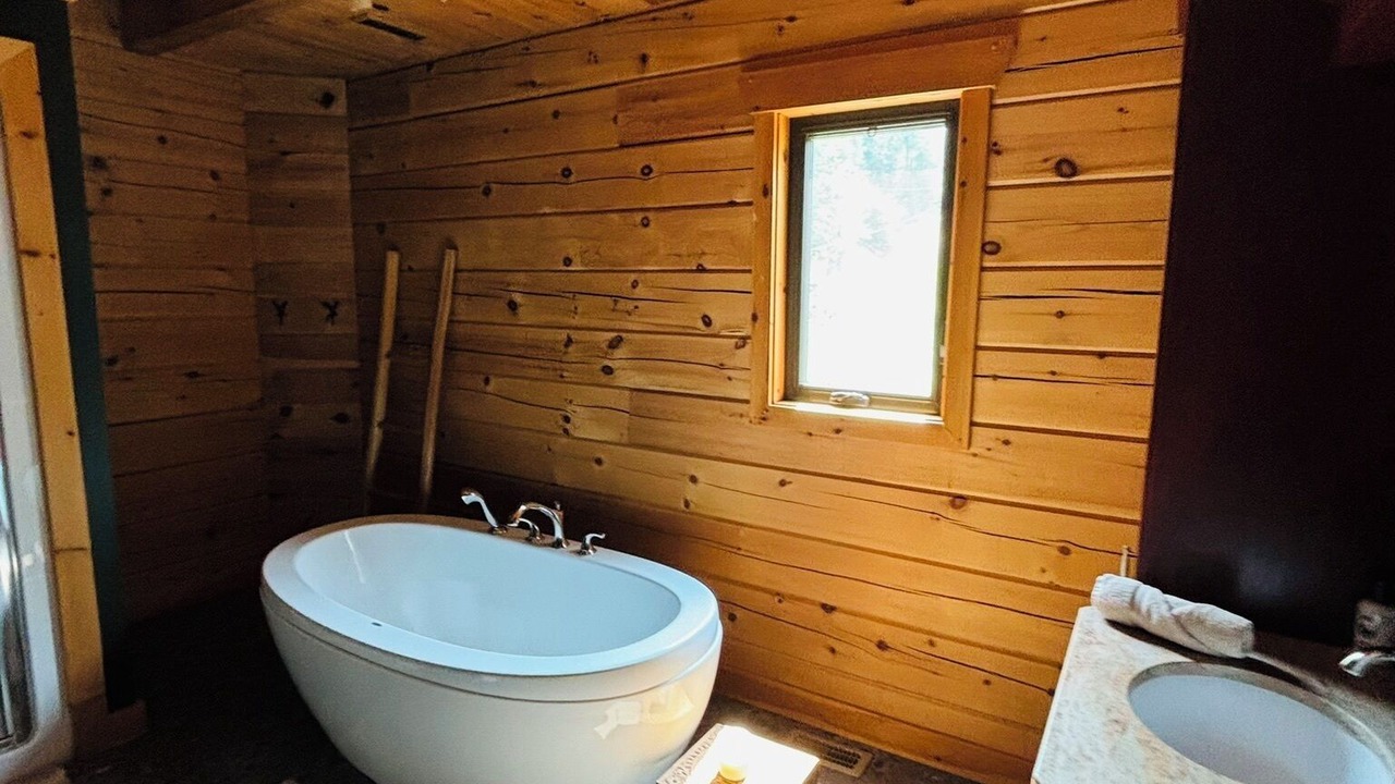 Photo of Bathroom in Grenville-sur-la-Rouge