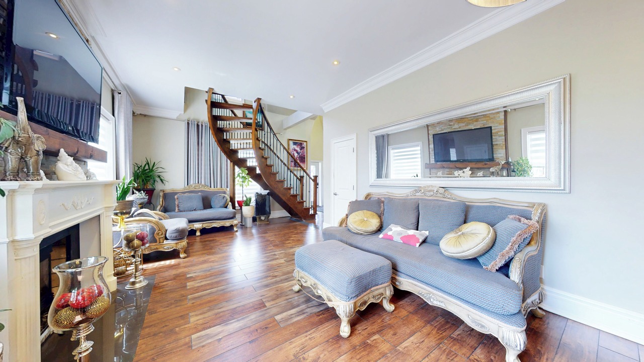 Photo of Livingroom in Bradford West Gwillimbury