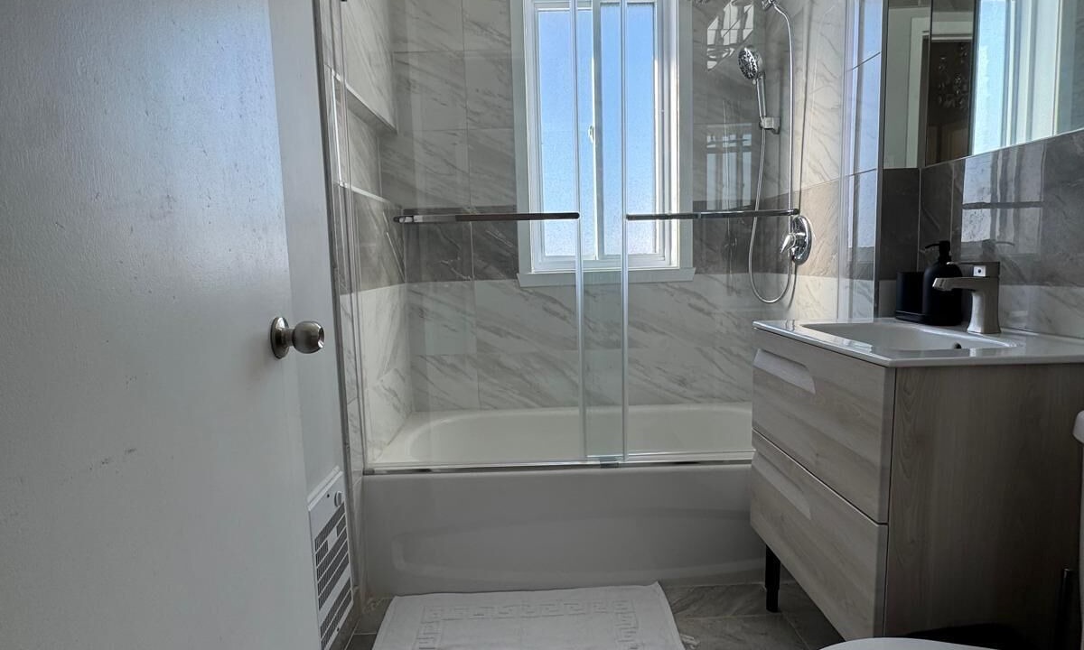 Photo of Bathroom in Laval-des-Rapides