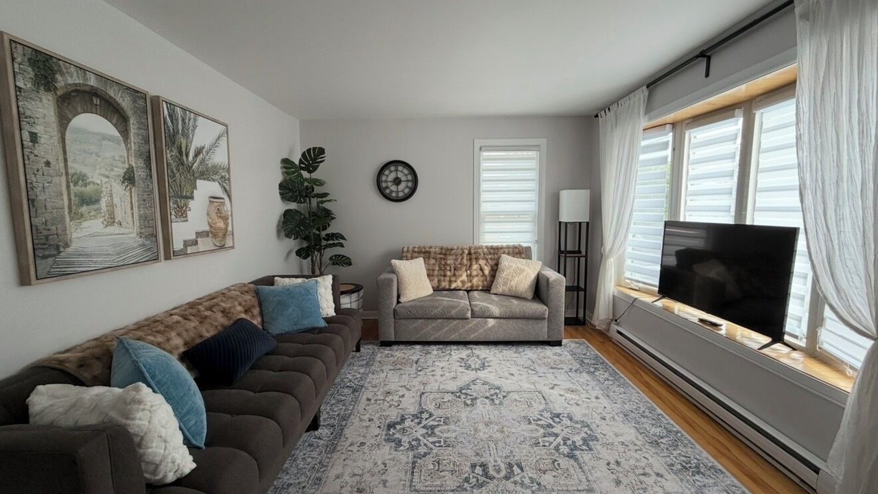 Photo of Livingroom in Laval-des-Rapides