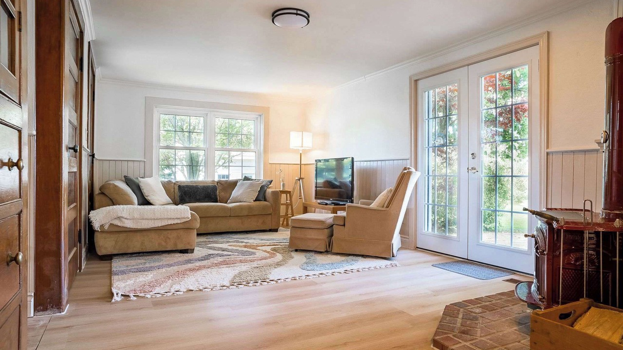 Photo of Livingroom in Greater Napanee