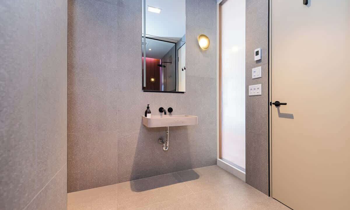 Photo of Bathroom in La Petite-Patrie