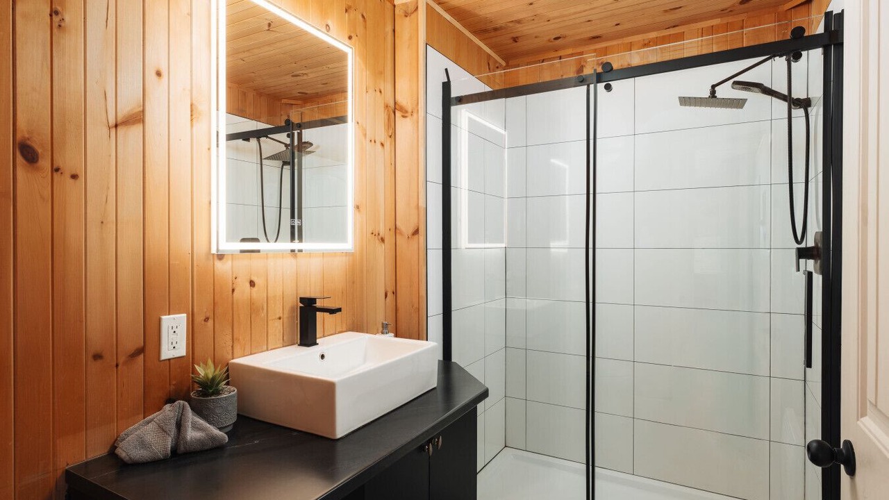 Photo of Bathroom in Saint-Alexis-des-Monts