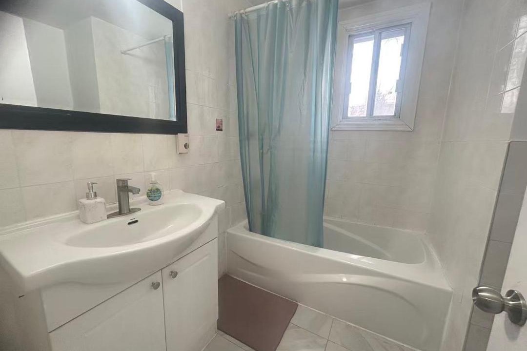 Photo of Bathroom in Cote-Des-Neiges—Notre-Dame-De-Grace